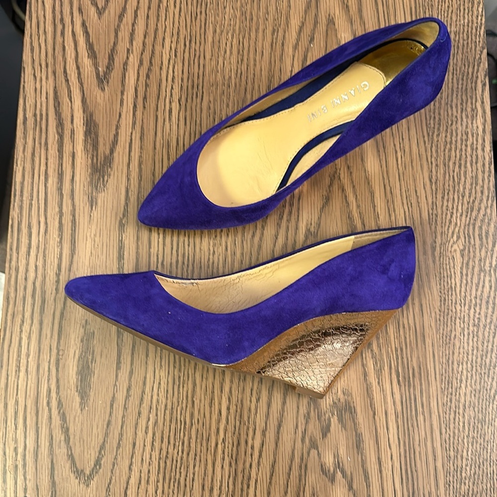 8.5M Gianni Bini Vibrant Purple suede Hold Wedge Heeled Pumps
